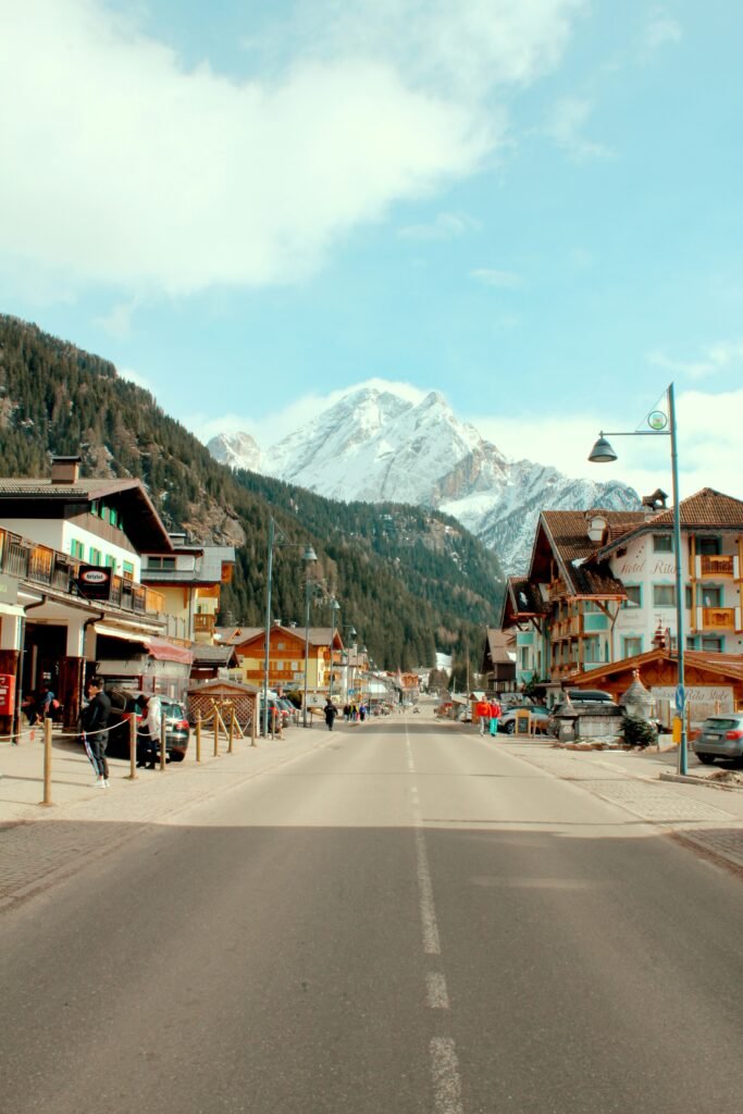 Canazei stad Dolomieten