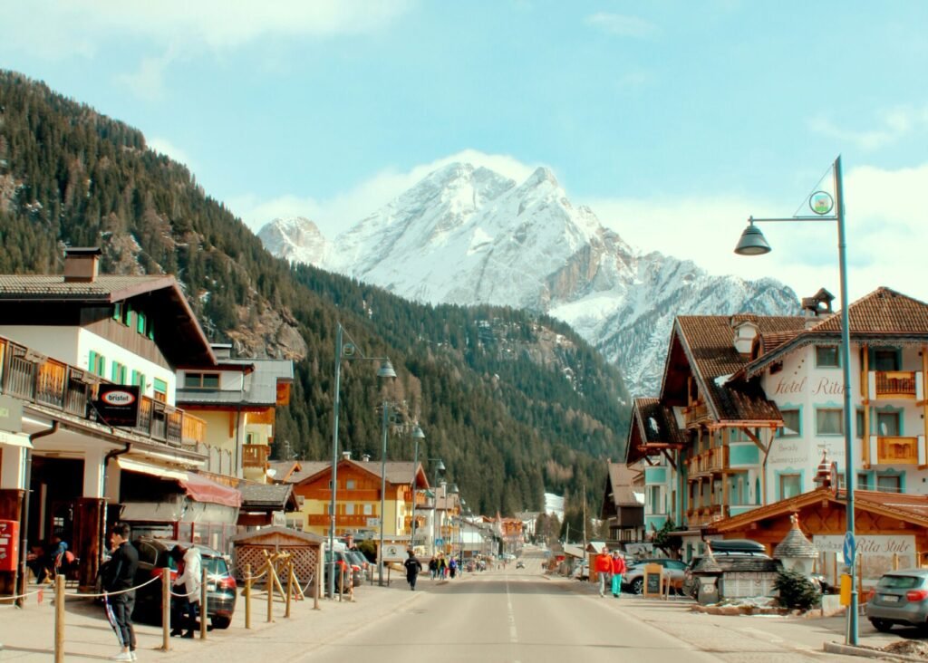 Canazei stad Dolomieten